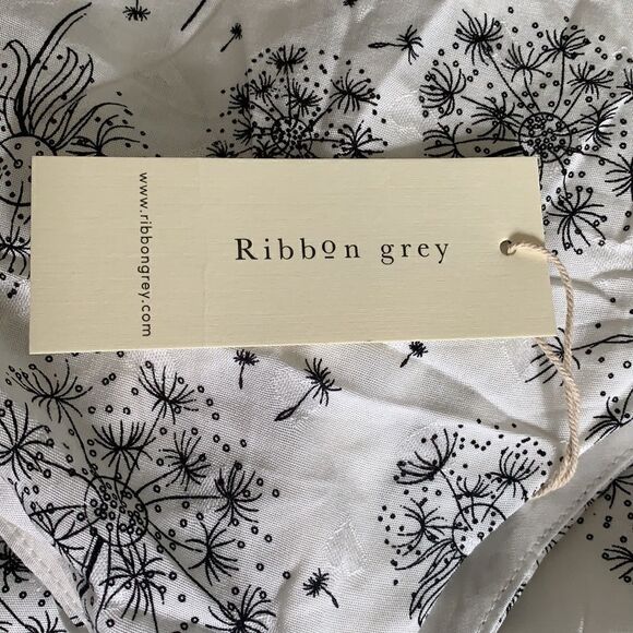 Ribbon Grey size small Black and white floral romper - Picture 9 of 9